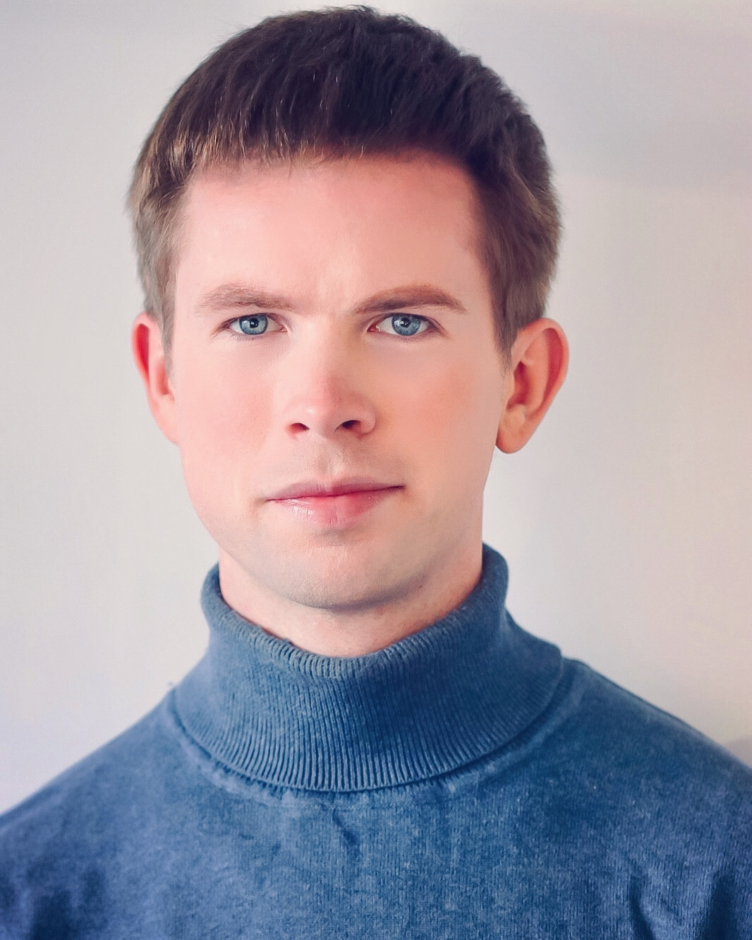 Who is Tom Sinclair? Age, Net Worth, Instagram, Girlfriend, Movies