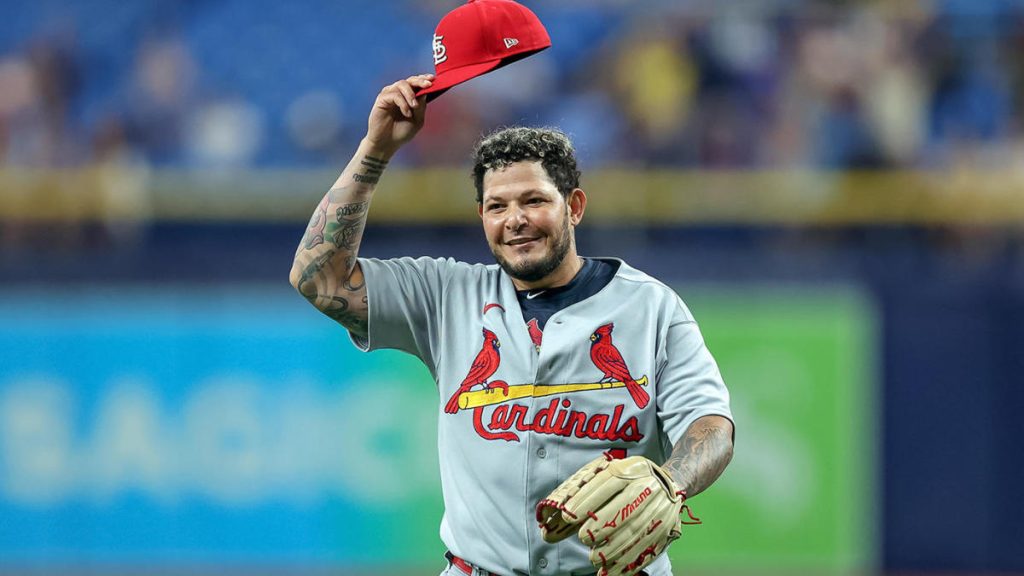 Yadier Molina: Biography, Net Worth, Birthday, Age, Physical Stats and Extra News