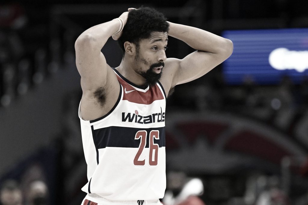 Spencer Dinwiddie show his body